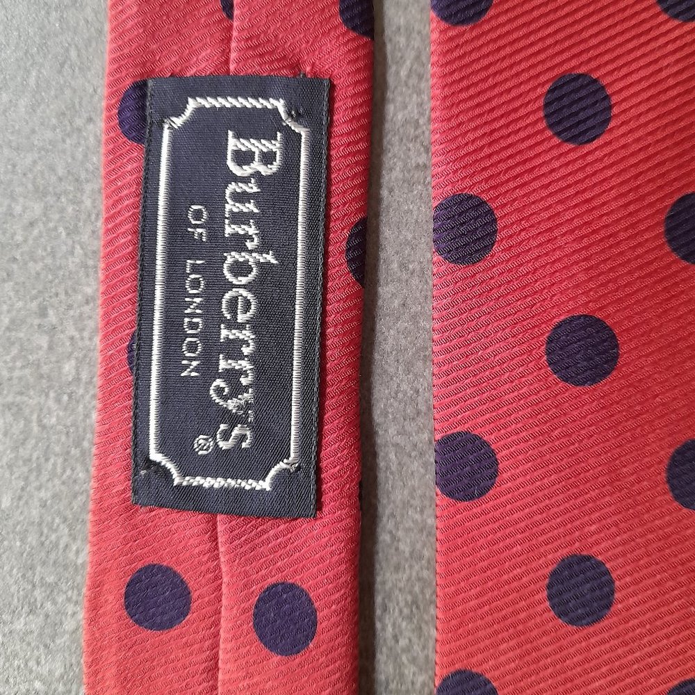 BURBERRY'S TIE. 100% Silk.